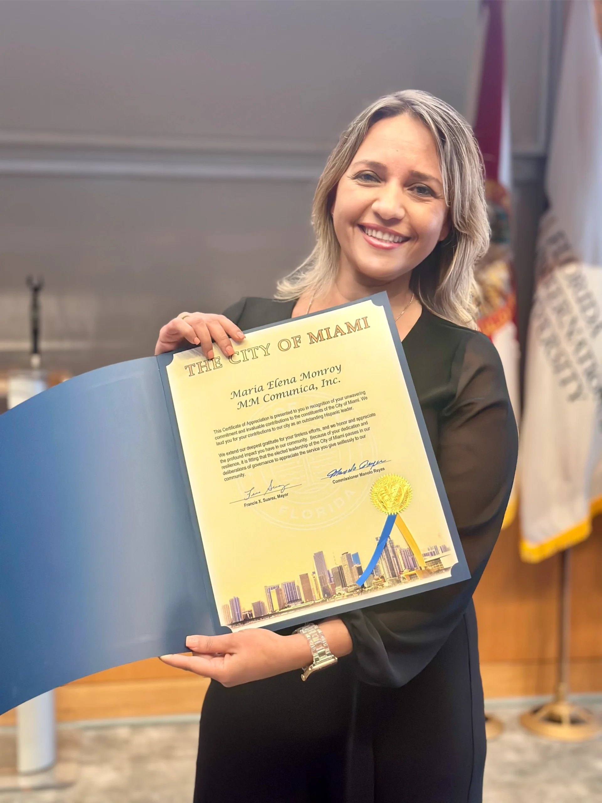 María Elena Monroy portando la Proclama Oficial de la Ciudad de Miami